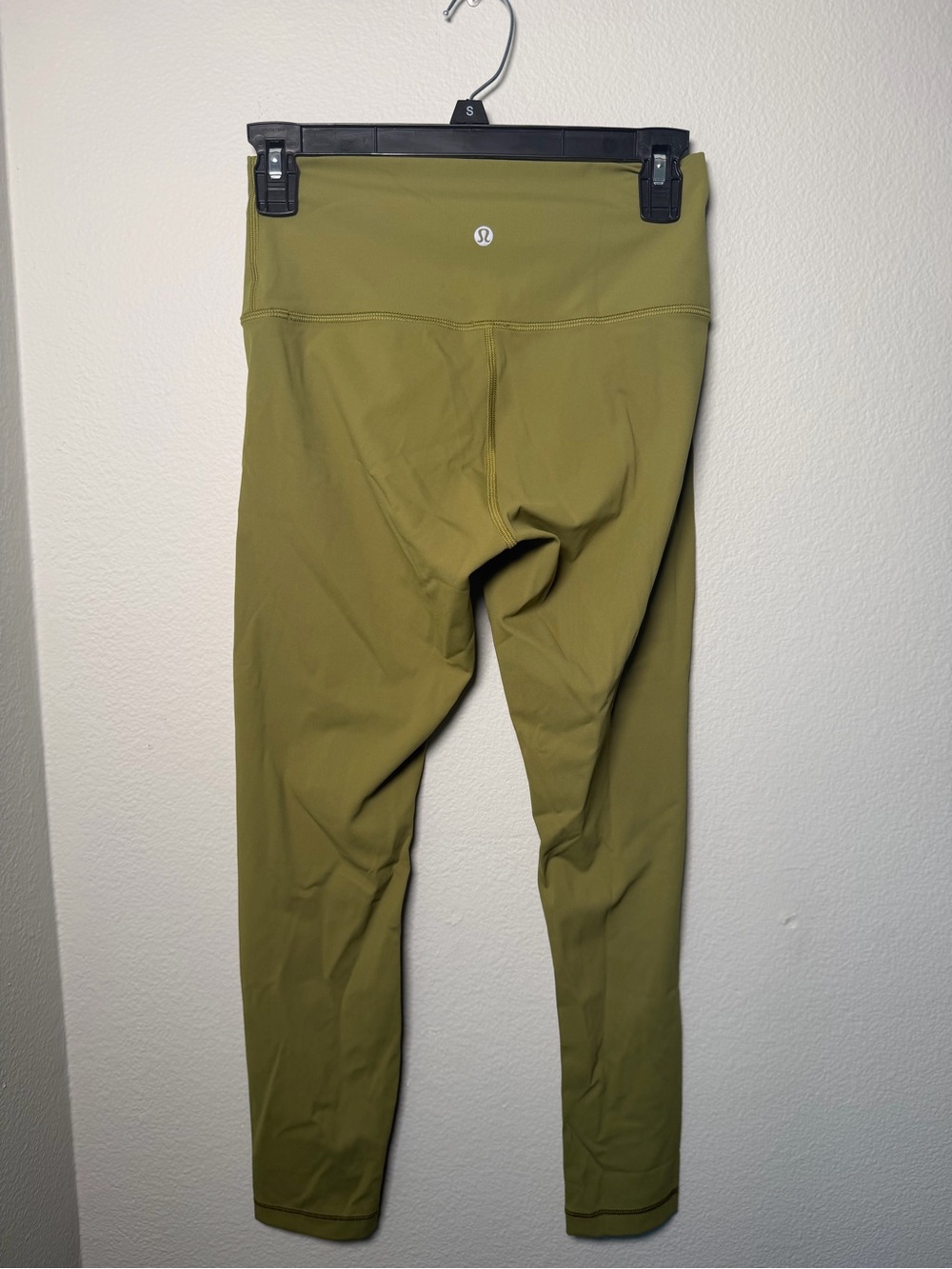 Lululemon green active leggings Size 6, 23” inseam
